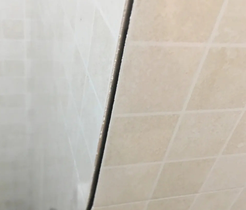 宁德市瓷砖空鼓维修公司分享阳台瓷砖脱落的修复过程可以分为以下几个步骤