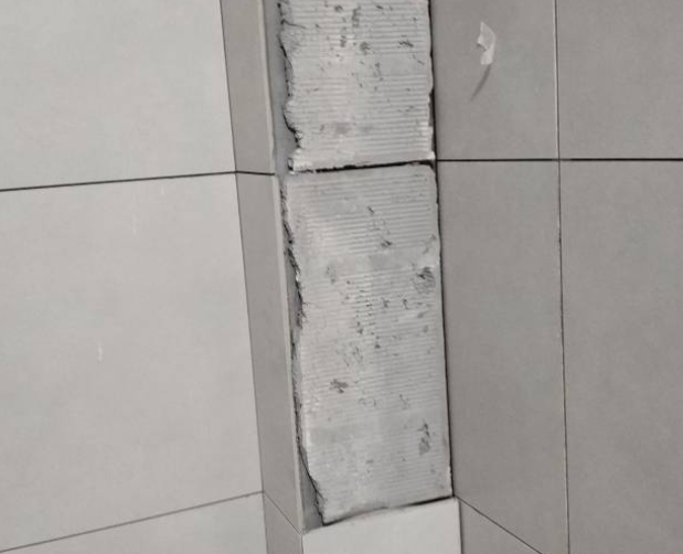 宁德市瓷砖空鼓维修公司分享下瓷砖施工前基层浇水润湿程度不足，可能导致以下问题